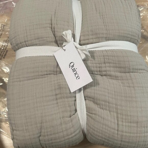 NWT QUINCE Organic Airy Gauze Blanket King/Cal King Light Grey - Picture 3 of 4